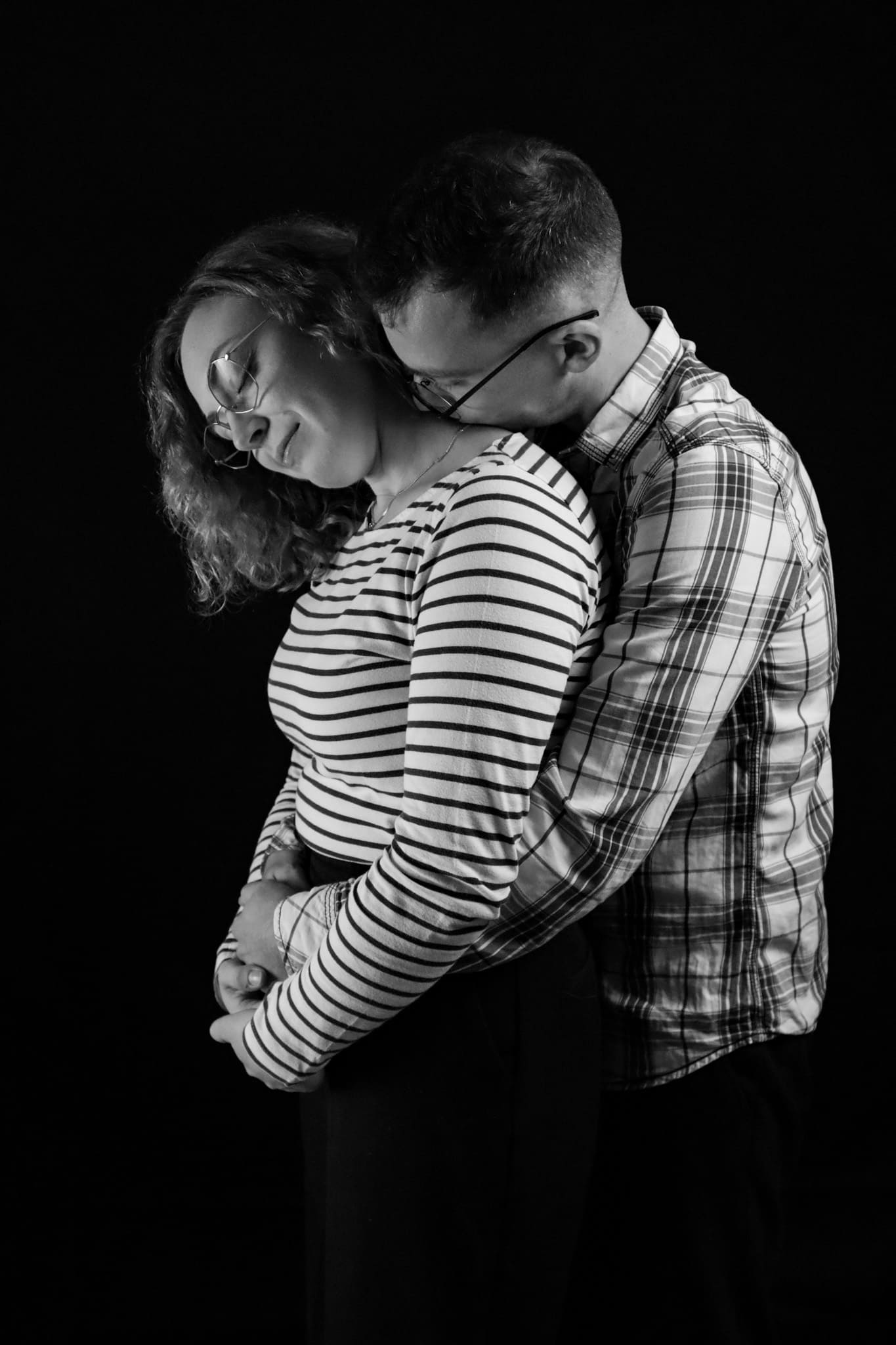 photo-couple-amoureux-embrasse-photo-studio-noir-blanc