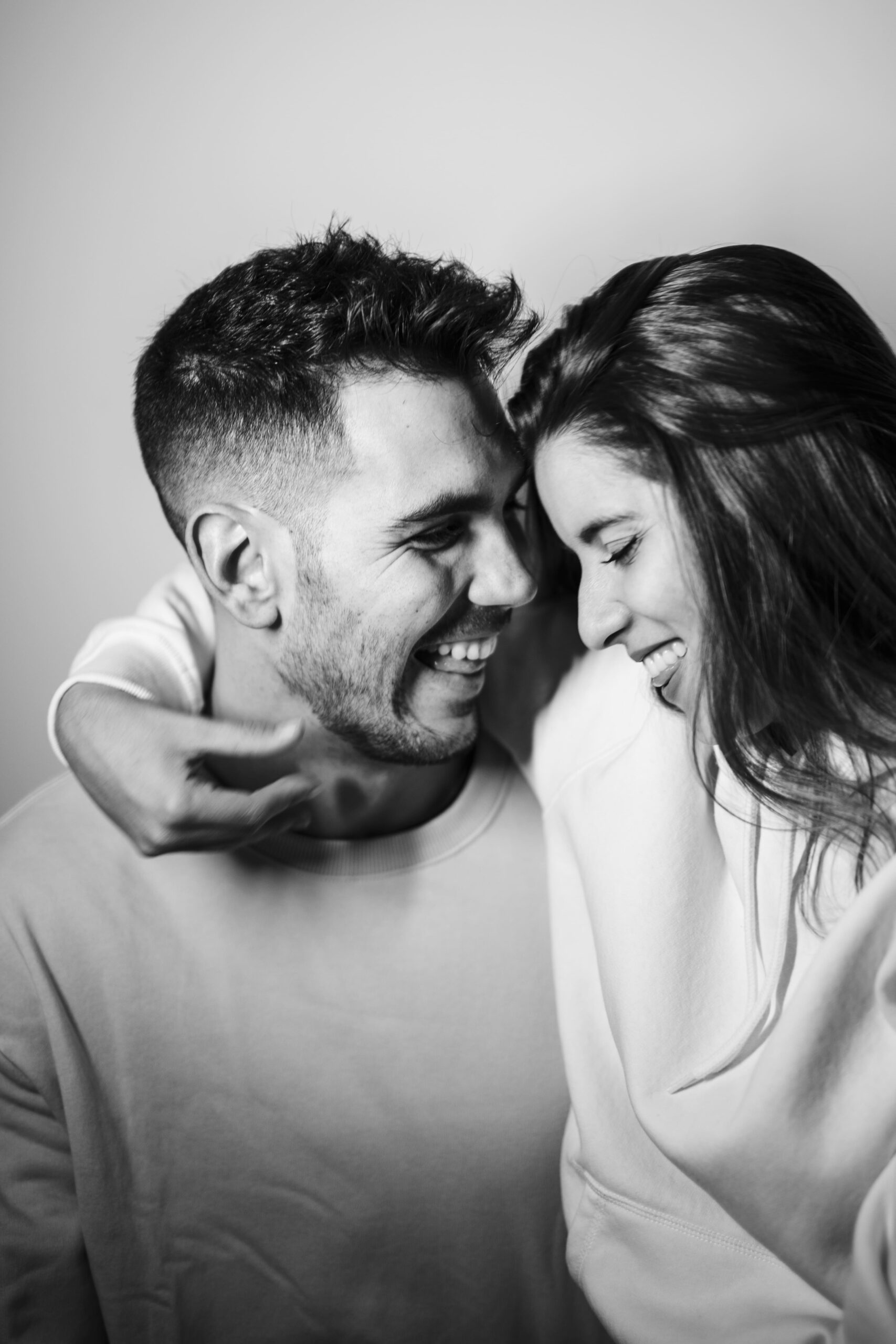 photo-couple-souriants-amoureux-studio