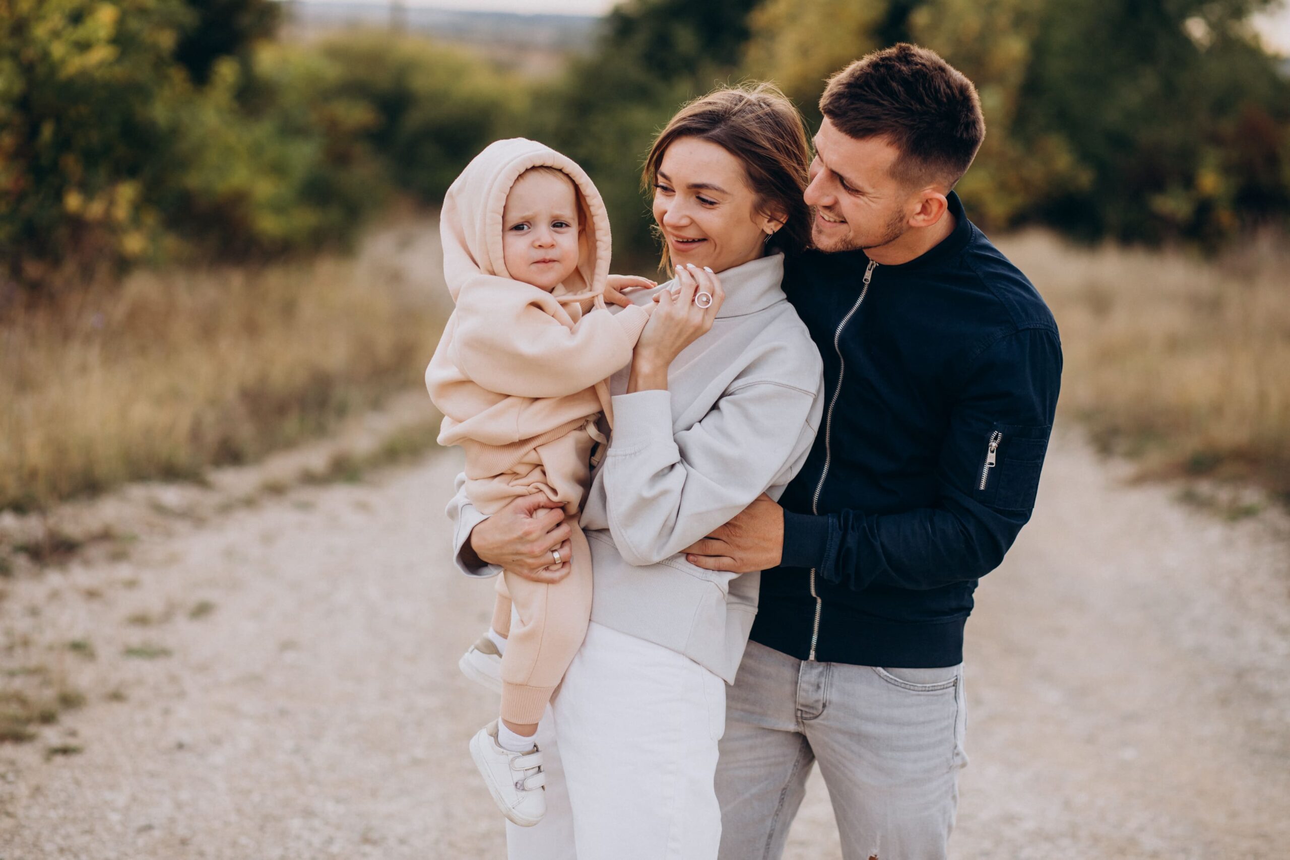 photo-famile-avec bébé-souriant-et-heuerux