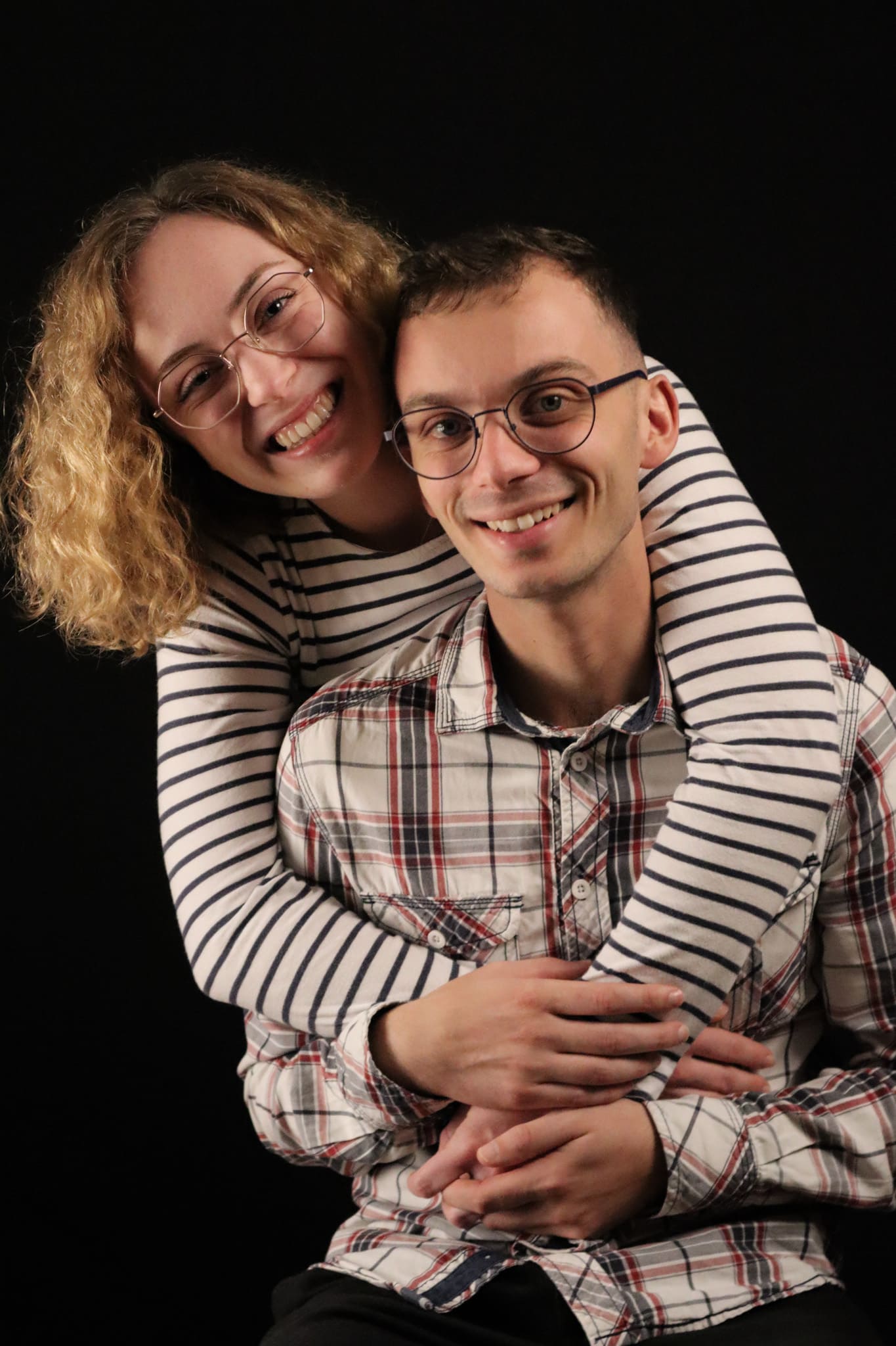 photo-jeune-couple-amoureux-studio