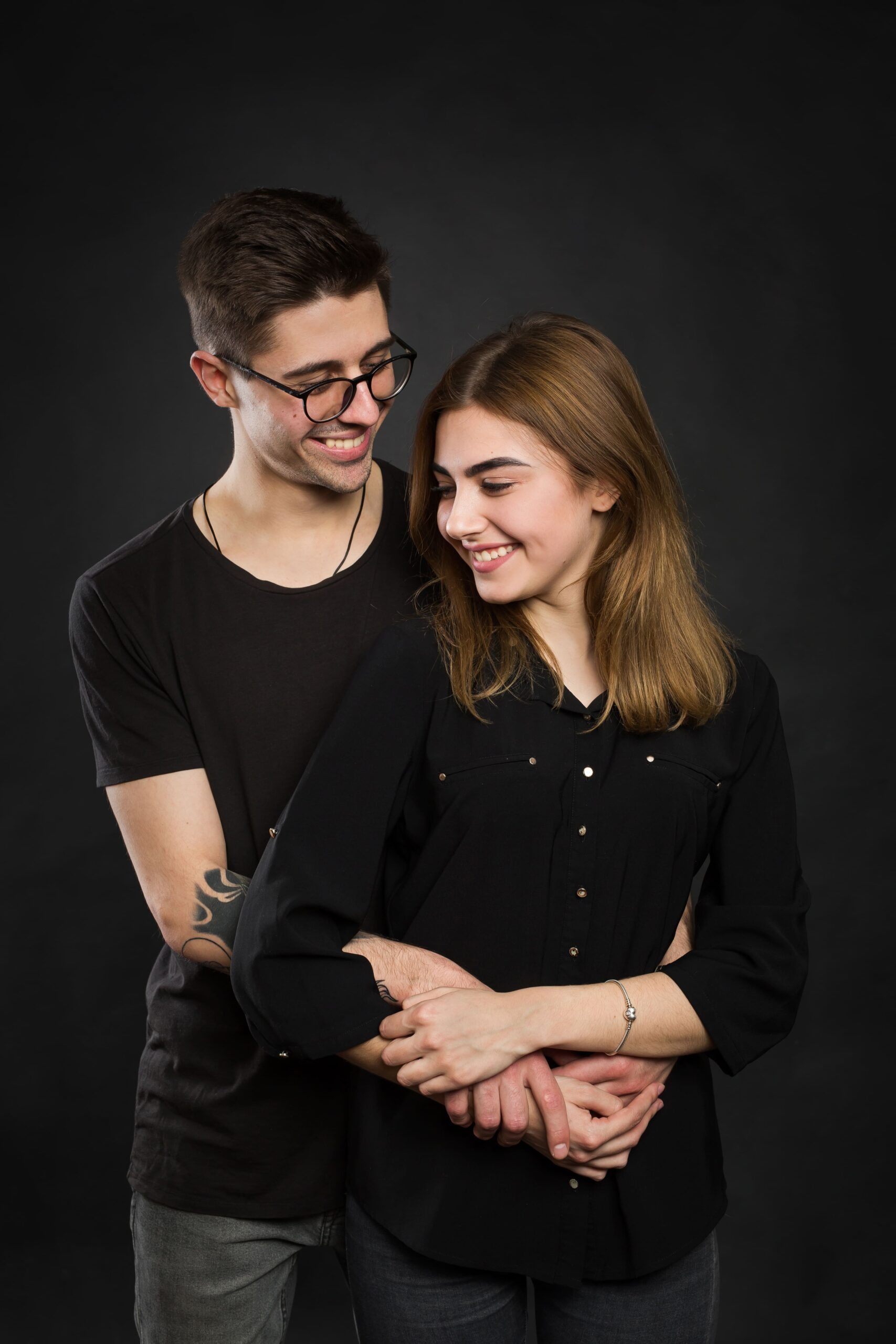 photo-portrait-jeune-couple-fond-noir-studio