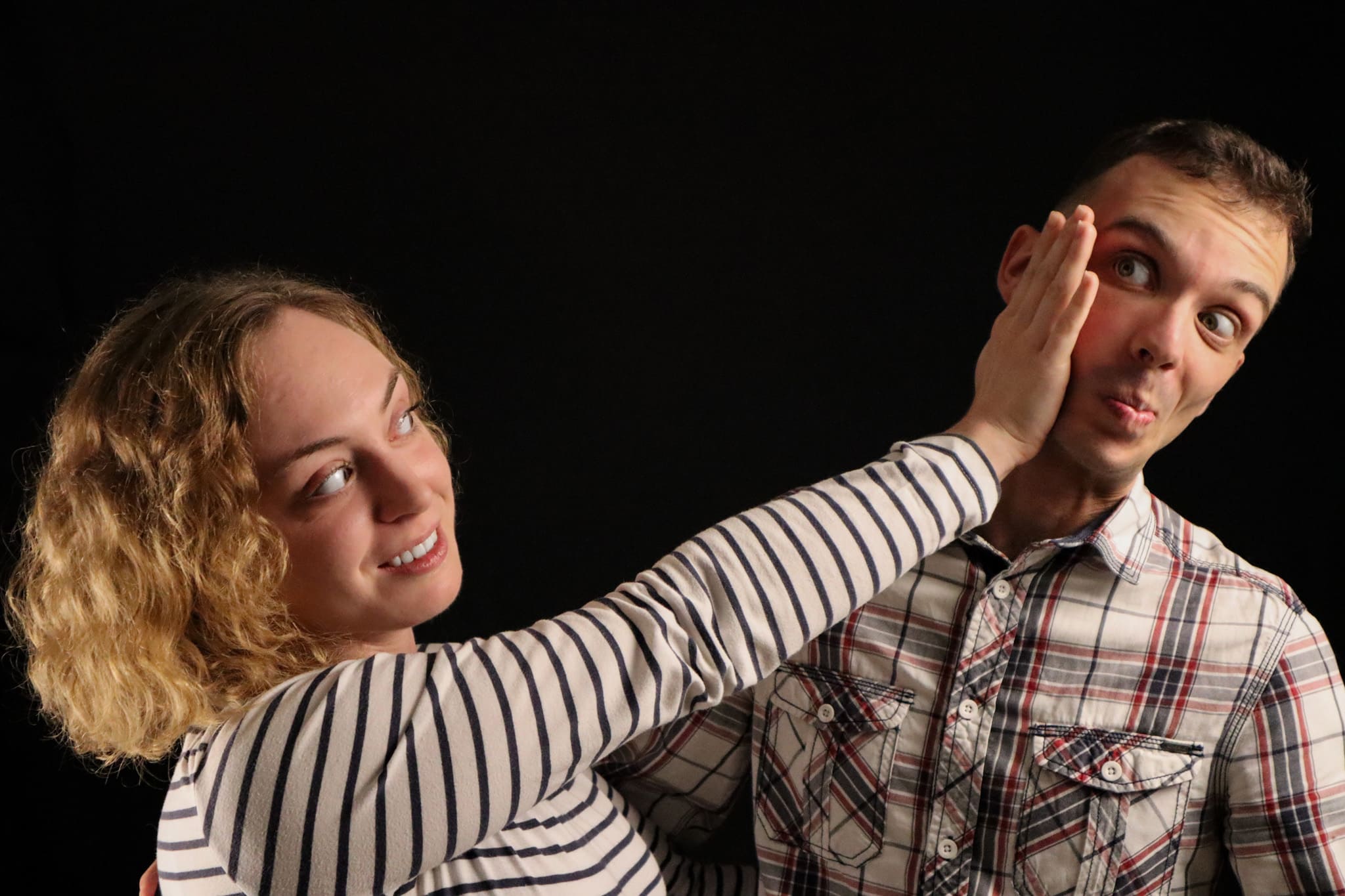 photo-studio-couple-amusant-fond-noir