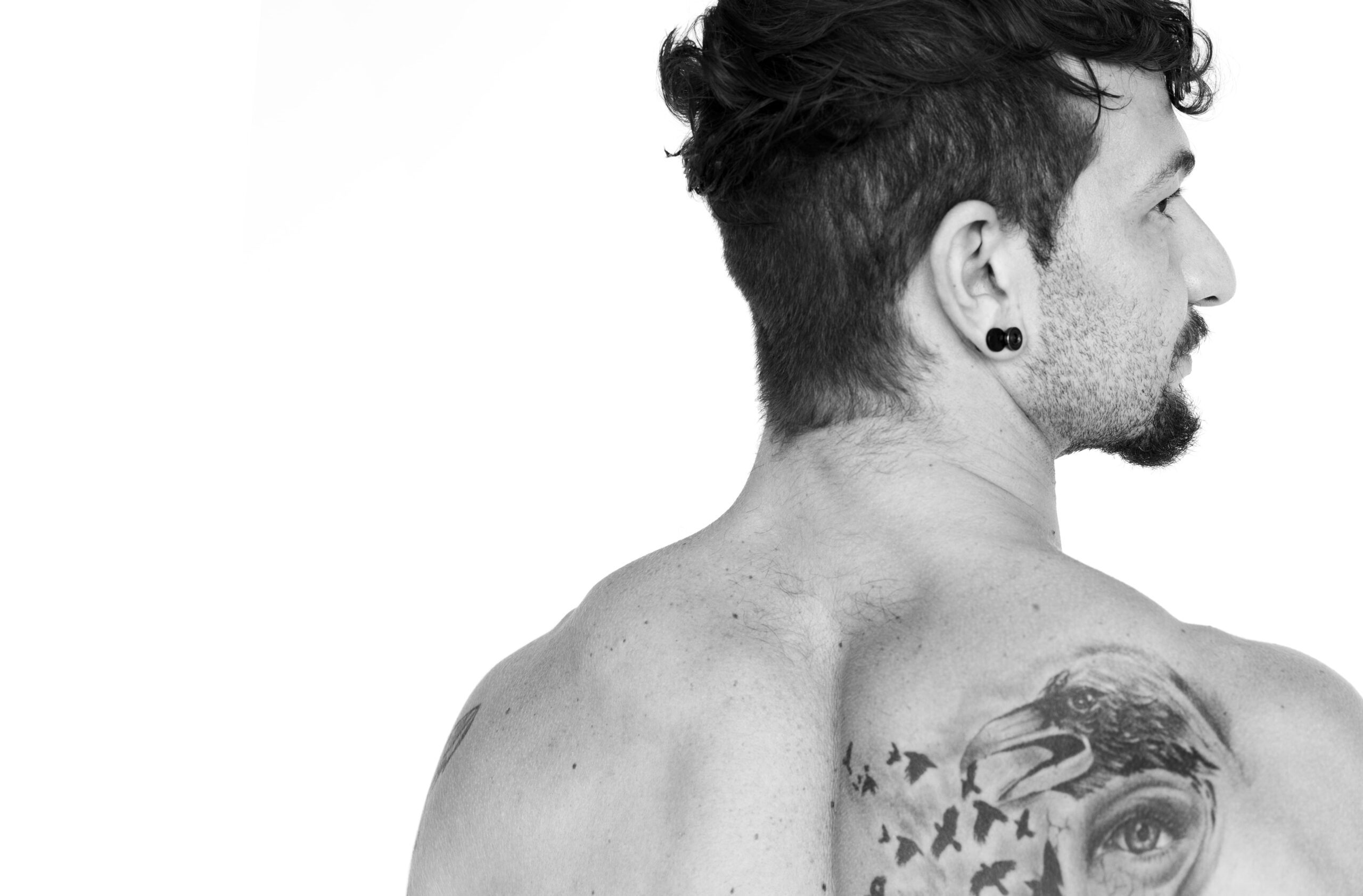 photo-studio-homme-tatouage-profil-fond-blanc