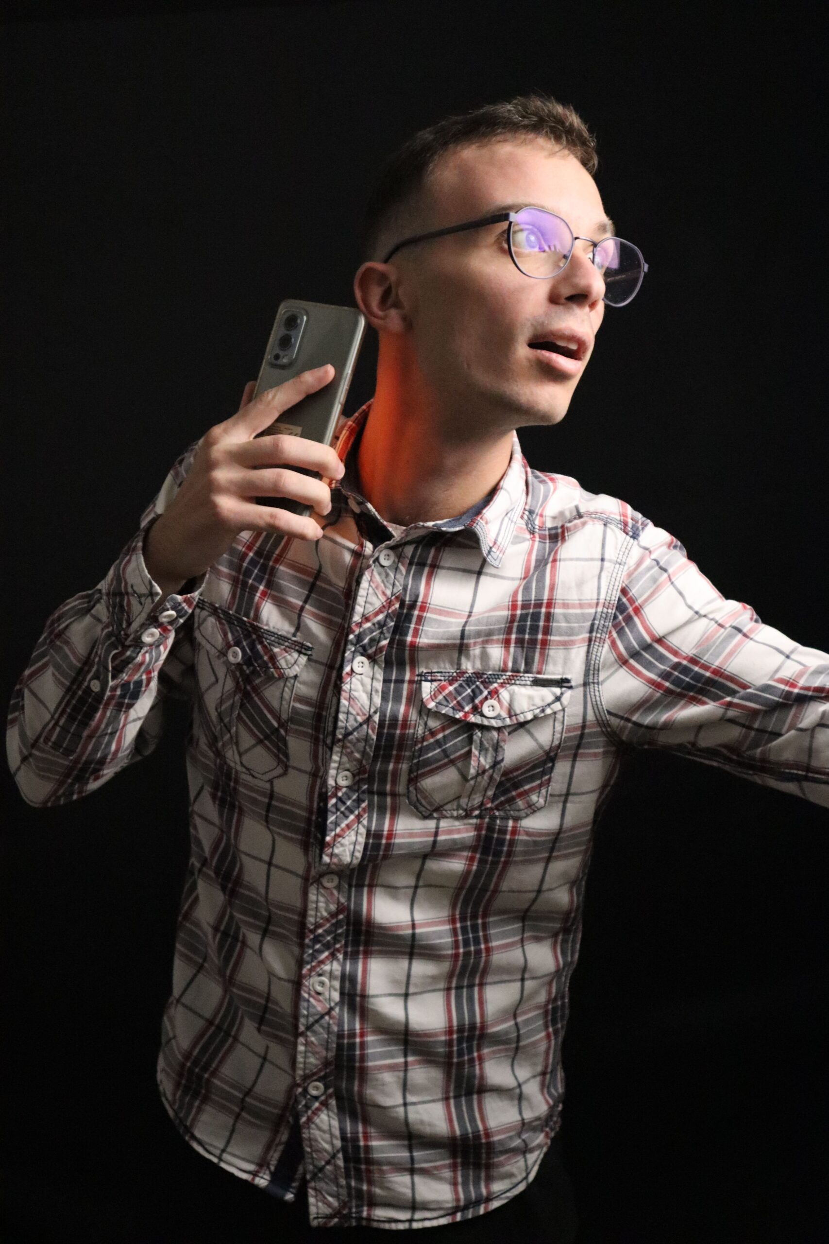 portrait-homme-serieux-retard-photo-studio