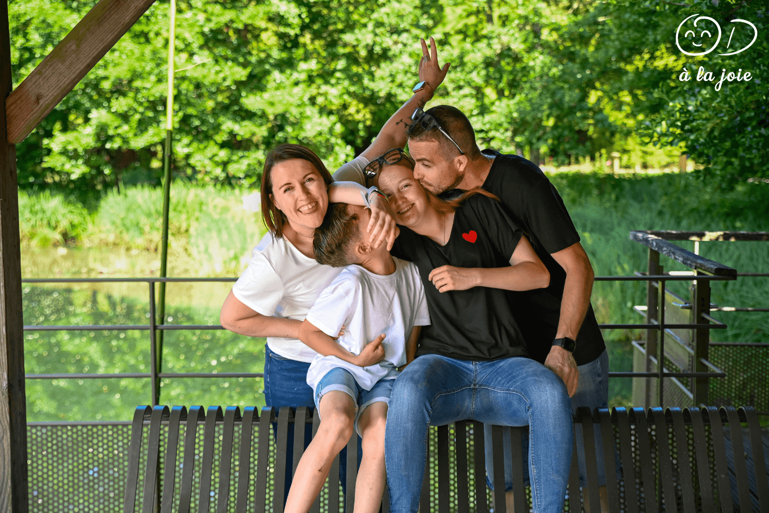famille-rigole-devant-lac